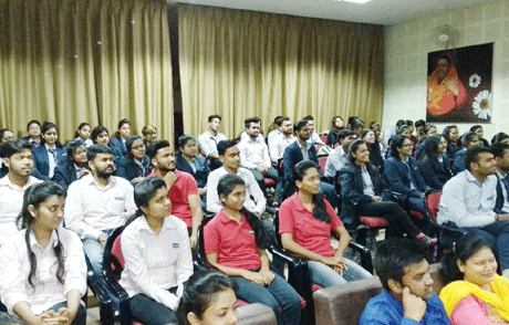 भिलाई। आरसीईटी बिजनेस स्कूल के डिपार्टमेंट ऑफ मैनेजमेंट स्टडीज द्वारा एमबीए सेकण्ड तथा फोर्थ सेमेस्टर के स्टूडेंट्स के लिये 'प्रिपेरिंग योरसेल्फ फॉर जॉब' विषय पर गेस्ट लेक्चर सीरीज का आयोजन किया गया। संतोष रूंगटा समूह के डायरेक्टर एफएण्डए सोनल रूंगटा ने बताया कि मैनेजमेंट प्रोफेशनल्स की जॉब सेक्टर में बढ़ती डिमांड को देखते हुए उन्हें कोर्स सिलेबस के साथ-साथ कॉर्पोरेट सेक्टर में आनेवाली चुनौतियों से अवगत कराना अत्यंत आवश्यक होता है। इस बात को ध्यान में रखते हुए विभिन्न क्षेत्रों के अनुभवी सब्जेक्ट एक्सपट्र्स द्वारा गेस्ट लेक्चर सीरिज का आयोजन किया गया।