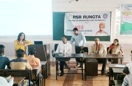 भिलाई। आरएसआर रूंगटा इंजीनियरिंग कॉलेज, भिलाई में राष्ट्रीय मानसिक स्वास्थ्य कार्यक्रम एवं राष्ट्रीय तंबाकू नियंत्रण कार्यक्रम अंतर्गत स्वास्थय जागरूकता हेतु कार्यशाला का आयोजन किया गया। मानसिक स्वास्थ्य कार्यक्रम के लिए क्लीनिकल साइकोलॉजिस्ट शमा हमदानी उपस्थित हुई। उन्होंने बताया कि वर्तमान में तनाव पीडि़तों की संख्या बढ़ रही है। रूटीन के कार्यो और परिस्थितिजन्य कारणों से मनुष्य हताश और परेशान है।