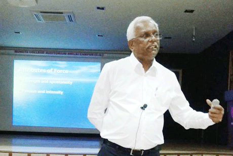 भिलाई। आरसीईटी बिजनेस स्कूल के डिपार्टमेंट ऑफ मैनेजमेंट स्टडीज द्वारा एमबीए सेकण्ड तथा फोर्थ सेमेस्टर के स्टूडेंट्स के लिये 'प्रिपेरिंग योरसेल्फ फॉर जॉब' विषय पर गेस्ट लेक्चर सीरीज का आयोजन किया गया। संतोष रूंगटा समूह के डायरेक्टर एफएण्डए सोनल रूंगटा ने बताया कि मैनेजमेंट प्रोफेशनल्स की जॉब सेक्टर में बढ़ती डिमांड को देखते हुए उन्हें कोर्स सिलेबस के साथ-साथ कॉर्पोरेट सेक्टर में आनेवाली चुनौतियों से अवगत कराना अत्यंत आवश्यक होता है। इस बात को ध्यान में रखते हुए विभिन्न क्षेत्रों के अनुभवी सब्जेक्ट एक्सपट्र्स द्वारा गेस्ट लेक्चर सीरिज का आयोजन किया गया।