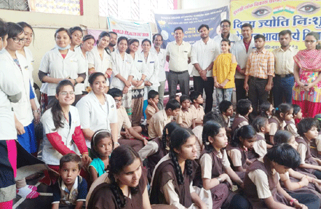 भिलाई। विश्व स्वास्थय दिवस की थीम 'युनिवर्सल हेल्थ कवरेज' के तहत दो दिवसीय शिविर के दूसरे दिन संजय रूंगटा ग्रुप ऑफ इंस्टीट्यूशंस द्वारा संचालित रूंगटा डेंटल कॉलेज के पब्लिक हेल्थ डेन्टिस्ट्री विभाग द्वारा दिव्य ज्योति नेत्रहीन विद्यालय में छात्र-छात्राओं के लिए नि:शुल्क डेन्टल चेकअप शिविर का आयोजन किया गया। रूंगटा डेंटल कॉलेज ने अपनी दंत परामर्श एवं चिकित्सकीय सेवाएं, भिलाई-3 स्थित नेत्रहीन विद्यालय के छात्र-छात्राओं तक पहुंचाने की पहल की है।