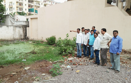 भिलाई। मॉडल टाउन वार्ड-2 की 4 सड़कों के 64 प्लाटों की निकासी अवरुद्ध हो गई है। इन सड़कों की प्राकृतिक ढलान उत्तर की ओर है जिधर से होकर बड़ा नाला जाता है। पर उधर पानी जाने का रास्ता बंद हो चुका है। मजबूर निगम अब यहां के निस्तारी जल को दक्षिण की ओर उलटा बहाने की कोशिश कर रहा है। मॉडल टाउन की सड़क 1 से 4 तक के उत्तरी तरफ के टुकड़े की निकासी अवरुद्ध है। घरों से निकलने वाला पानी सड़क से होकर उत्तर दिशा की ओर बहता है और आगे रास्ता नहीं मिलने के कारण वहां जमा हो जाता है। अंतिम छोर के मकानों के आगे पीछे गंदे पानी के पोखर बन चुके हैं। साल भर पानी जमा रहने कारण ये हिस्से दलदली हो गये हैं और दीवारें धंसने लगी हैं। कई बाउण्ड्री वाल इसके कारण गिर चुके हैं। 