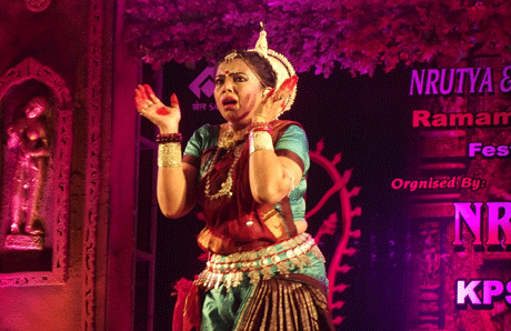 भिलाई। नृत्यधाम व कृष्णा पब्लिक स्कूल के संयुक्त तत्वावधान में आयोजित राममूर्ति भागावतार उत्सव-2018 की पहली शाम कोलकाता की ओडिशी गुरू संचिता भट्टाचार्य ने अपनी प्रसिद्ध कृति अहिल्या को प्रस्तुत किया। इस नृत्य में संचिता ने देवी अहिल्या की खूबसूरती का मोहक चित्रण करने के साथ ही, इंद्र का उसपर मोहित होना, ऋषि गौतम का रूप धारण कर उसे धोखा देना और देवी अहिल्या द्वारा भ्रम में स्वयं को ऋषि रूपी इंद्र के आगे समर्पण की खूबसूरत प्रस्तुति दी।