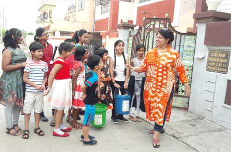 भिलाई। वैसे तो कोई हमें ज्ञान दे तो हमें अच्छा नहीं लगता। पर यही ज्ञान जब छोटे-छोटे बच्चे देते हैं तो न गुस्सा होते बनता है और न ही उसे नजरअंदाज किया जा सकता है। रविवार की अलसाई सुबह कुछ ऐसा ही हुआ प्रगति नगर रिसाली के लोगों के साथ। शाश्वत संगीत अदामी के बच्चों ने घर-घर दस्तक दी और सूखा-गीला कचरा अलग-अलग करने और उसे सही रंग के डस्टबिन में डालने की सीख दे डाली। उन्होंने यह भी पूछा कि क्या वे अपने घर का कचरा उनके घर डाल सकते हैं।