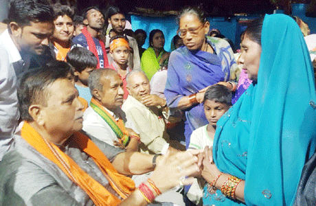 भिलाई। विधायक वैशालीनगर विद्यारतन भसीन ने जन संपर्क यात्रा के 15वें दिन की शुरुआत न्यू बसंत टाकिज के पास दुबे कॉम्प्लेस से की। इस दौरान यात्रा वार्ड क्रमांक 22 एवं 23 में टाटा लाइन, सूर्या नगर, फल मंडी, महत्मा गाँधी नगर, श्याम नगर, तेलगु मोहल्ला, ठेठवार पारा, नहर नाली होते हुए अहमद नगर, मराठी मोहल्ला होते हुए, संत रविदस भवन, जैन भवन, शितला मंदिर, प्रकाश बेकरी, इंद्रा नगर होते हुए सोनकर पारा में समापन हुआ। सूर्या नगर एवं महत्मा गाँधी नगर के लोगो द्वारा मंच संधारण की मांग किये  तथा मोहल्ले वासियों द्वारा नाली सफाई, पेयजल, राशन कार्ड, पेंसन, प्रधनमंत्री आवास योजना अंतर्गत भवन की मांग की गई। जिस पर विधायक ने निगम के अधिकारियों को मौके पर बुला कर जन समस्याओं के निदान हेतु आवश्यक दिशा निर्देश दिए एवं मंच संधारण का प्रस्ताव बनाने हेतु निर्देश किये।