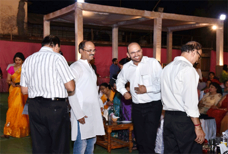 भिलाई। भिलाई इस्पात संयंत्र ही नहीं किसी भी संयंत्र में सामग्री प्रबंधन विभाग के लोग कठिन चुनौतियों का सामना करते हैं। सार्वजनिक क्षेत्र के उपक्रमों में यह और भी जटिल हो जाता है। पर भिलाई इस्पात संयंत्र के मटेरियल मैनेजमेंट विभाग ने हमेशा हर चुनौती का सफलता पूर्वक सामना किया है। आखिर कहां से आती है उनकी ताकत? इसकी झलक दिखाई दी विभाग के फैमिली गेट टुगेदर में जहां परिवार के प्रत्येक सदस्य ने बढ़चढ़कर हिस्सा लिया। संयंत्र कर्मियों के परिवारों ने जता दिया कि उनकी सफलता के पीछे उनका बड़ा योगदान है। भिलाई इस्पात संयंत्र के सामग्री प्रबंधन विभाग के सांस्कृतिक कार्यक्रम में दिखा पारिवारिक सौहार्द्र, मिलजुल कर काम करने की निष्ठा, भिलाई की कार्य संस्कृति और सामाजिक ज्वलंत समस्याओं के प्रति जागरूकता का संदेश। शनिवार को भिलाई क्लब सिविक सेंटर में संपन्न हुए इस कार्यक्रम में मुख्य अतिथि थे भिलाई इस्पात संयंत्र के सीईओ श्री एम रवि एवं विशिष्ट अतिथियों में शामिल थे भिलाई इस्पात संयंत्र के हर विभाग के कायर्पालक निदेशक। कार्यक्रम में प्रतिभागी थे सामग्री प्रबंधन विभाग के अधिकारी एवं उनके परिवारजन।