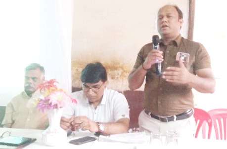 भिलाई। डायबिटीज को ठीक नहीं किया जा सकता पर इसे नियंत्रण में रखा जा सकता है। इसके लिए जरूरी है कि सुबह उठने के बाद थोड़ा टहलें, थोड़ी कसरत करें और फिर नाश्ता करें। इसी तरह शाम को सूरज ढलते ही भोजन कर लें। यह कहना है कि मधुमेह विशेषज्ञ डॉ शिवेन्द्र बहादुर श्रीवास्तव का। उन्होंने कहा कि प्यास, थकान आदि से डायबिटीज को पकडऩा केवल किताबों में ही संभव है। इसके लिए समय समय पर रक्त शर्करा की जांच करवाते रहना चाहिए।