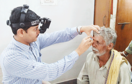 कुम्हारी। भिलाई के रामनगर स्थित स्पर्श मल्टीस्पेशालिटी हॉस्पिटल ने यहां नेशनल पावर ग्रिड कारपोरेशन में स्वास्थ्य जागरूकता तथा निदान शिविर का आयोजन किया। बड़ी संख्या में कार्मिकों एवं ठेका श्रमिकों ने इसका लाभ लिया। इस अवसर पर नेत्र रोग विशेषज्ञ डॉ शशांक सेन एवं उनकी टीम ने श्रमिकों की आंखों की जांच की। साथ ही उनका रक्तचाप, वजन एवं मधुमेह की संभावनाओं की भी जांच की गई। निदान शिविर के बाद एक स्वास्थ्य जागरूकता कार्यक्रम का भी आयोजन किया गया जिसे स्पर्श मल्टीस्पेशालिटी हॉस्पिटल के मेडिसिन विभाग के अध्यक्ष डॉ जय तिवारी, शिशु रोग विशेषज्ञ डॉ आशीष जैन एवं नेत्र रोग विशेषज्ञ डॉ शशांक सेन ने संबोधित किया।