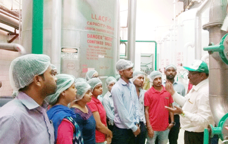 भिलाई। संतोष रूंगटा समूह द्वारा संचालित रूंगटा कॉलेज आॅफ इंजीनियरिंग एण्ड टेक्नालॉजी बिजनेस स्कूल के एमबीए कोर्स के पहले तथा तीसरे सेमेस्टर के स्टूडेंट्स के लिये बिलासपुर के सिरगिटी इंडस्ट्रियल एरिया स्थित विश्व प्रसिद्ध कोकाकोला कंपनी के बॉटलिंग प्लांट नर्मदा ड्रिंक्स प्रा. लिमिटेड की विजिट का आयोजन किया गया। नर्मदा ड्रिंक्स प्रायवेट लिमिटेड के जनरल मैनेजर (प्लांट आॅपरेशन्स) एस.पी. चौहान ने स्टूडेंट्स को बताया कि कंपनी वर्ष 1985 में स्थापित की गई थी।