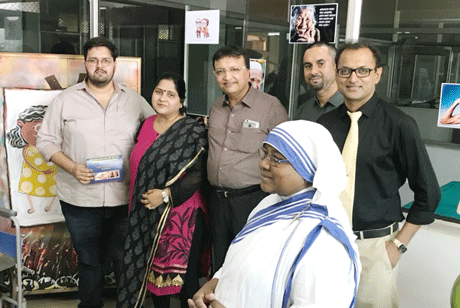 भिलाई। रूंगटा कॉलेज आॅफ डेंटल साइंसेस ने जेरियाट्रिक केयर की ओर एक कदम बढ़ाया है। यहां गत दिवस वृद्धजनों के दंत चिकित्सा के लिए विषेश क्लीनिक का उद्घाटन किया गया। यह क्लीनिक 60 वर्ष एवं उससे अधिक उम्र के लोगों को दंत चिकित्सा का लाभ प्रदान करने हेतु छत्तीसगढ़ में अपने आप में एक अनुठी पहल है। रूंगटा कॉलेज आॅफ डेंटल साइंस एंड रिसर्च पूरे प्रदेश में पहला कॉलेज बन गया है। जिसमें कि इस प्रकार की सुविधा प्रदान की जा रही है।