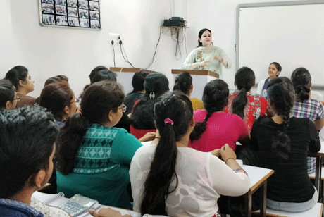 भिलाई। डॉ. संतोष राय इंस्टीट्यूट में कॉमर्स के छात्रों को अंकिता शर्मा ने आई.पी.एस. में चयन होने और सफलता प्राप्त करने के रहस्य बताये। अंकिता शर्मा ने सफलता के तीन मूल रहस्य बताये कठिन परिश्रम, विषयों का निरंतर अध्ययन एवं दृढ़ इच्छा शक्ति इन तीनों में सामंजस्य होना आवश्यक हैं। मारिया रिजवी/प्रियंका शर्मा एवं सी.ए. प्रवीण बाफना ने सर्वप्रथम अंकिता शर्मा को बुके देकर स्वागत किया।