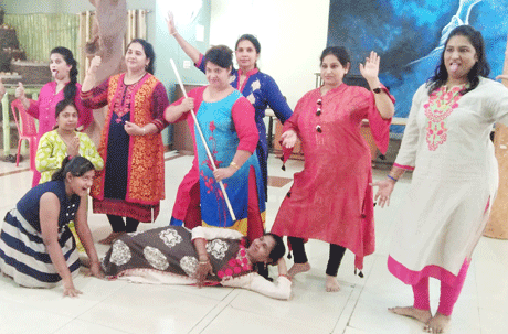भिलाई। लब्धप्रतिष्ठ संस्था ‘स्वयंसिद्धा’ की सखियां इन दिनों रंगमंच की बारीकियां सीख रही हैं। रंगमंच के नियम जीवन को भी प्रभावित करते हैं। रंगमंच पर आप अपने प्रत्येक साथी को बराबर का मौका देना सीखते हैं, सहयोग, समर्पण, परस्पर सम्मान और धैर्य जैसे गुणों को निखारते हैं। इन्हें थिएटर निर्देशक शिवदास घोड़के प्रशिक्षण दे रहे हैं। स्वयंसिद्धा विवाहित महिलाओं की एक ऐसी संस्था है जो परिवार की जिम्मेदारियों का निर्वहन करने के बाद थोड़ा वक्त अपने लिए निकालकर स्वयं को तलाशती हैं। गीत-संगीत, नृत्य-नृत्यनायिका और नाटकों के जरिए समाज को संदेश देती हैं। स्वयंसिद्धा अभियान की सूत्रधार सोनाली चक्रवर्ती का मानना है कि इससे महिलाओं में आत्मसम्मान और आत्मविश्वास का विकास होता है जिससे परिवार को भी ऊर्जा मिलती है। 