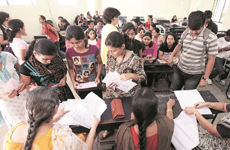 भिलाई। स्वामी श्री स्वरूपांनद सरस्वती महाविद्यालय हुडको भिलाई में सत्र 2018-19 के लिये प्रवेश प्रक्रिया प्रारंभ हो गई है। प्रवेश के समय विषय विशेषज्ञों द्वारा प्रत्येक विषय के कैरियर की जानकारी विद्यार्थियों व पालकों को दी जा रही है व स्वरोजगार की संभावना के बारे में भी बताया जा रहा है। प्राचार्य डॉ. हंसा शुक्ला ने बताया बारहवी के बाद विद्यार्थियों में अपने विषय से संबंधित करियर की संभावनाओं को लेकार दुविधा की स्थिति रहती है। इसलिए विद्यार्थियों के लिये नि:शुल्क करियर व विषय पाठ्यक्रम की जानकारी दी जा रही है।