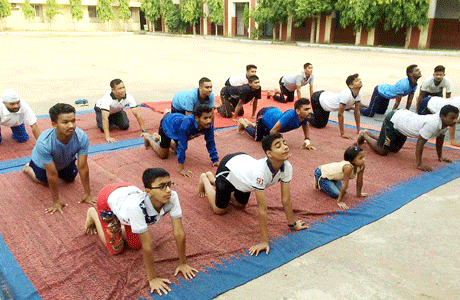 भिलाई। 37 छत्तीसगढ़ बटालियन एनसीसी के कमान अधिकारी कर्नल राजेश सेठी के निर्देशन एवं प्राचार्य डॉ एआर वर्मा के मार्गदर्शन में कल्याण स्नातकोत्तर महाविद्यालय के एनसीसी कैडेट्स ने योग का सात दिवसीय प्रशिक्षण प्राप्त किया। योग का प्रशिक्षण आर्ट ऑफ लिविंग से प्रशिक्षित दुर्ग जिला नागरिक सहकारी बैंक के प्रबंधक अशोक शर्मा ने प्रदान किया।