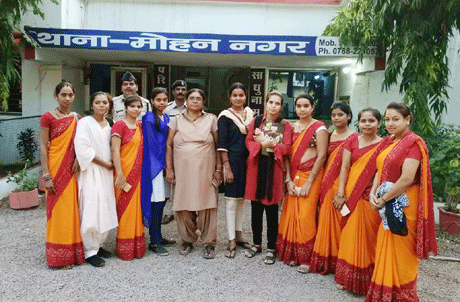 दुर्ग। मोहन नगर थाना के अंतर्गत आने वाले 20 वार्ड की महिला पुलिस स्वयंसेवकों की मोहन नगर थाने में सूचना संकलन पर बैठक रखी गयी। महिला पुलिस की नोडल अधिकारी बेबी नंदा खान एवं राघवेन्द्र सिंग द्वारा विभिन्न विषयों एवं प्रकरणों के बारे में जानकारी दी गई। जिसके अंतर्गत साइबर क्राइम, महिलाओं को आत्मसुरक्षा प्रशिक्षण एवं अपने अपने वार्ड में जन जागरूकता करने सम्बन्धी विशेष जानकारी एवं प्रशिक्षण दिया गया।