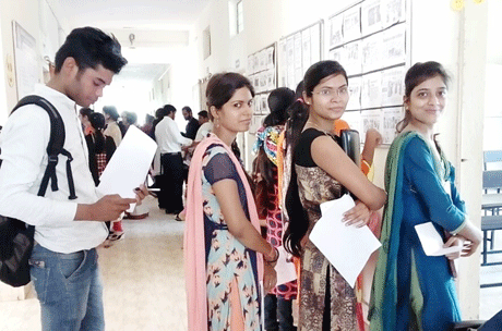 भिलाई। भिलाई महिला महाविद्यालय के डिपार्टमेंट आॅफ एजुकेशन द्वारा इस क्षेत्र में एक और कदम बढ़ाते हुए बी.एड. स्टूडेंट्स हेतु ओपन कैम्पस प्लेसमेंट ड्राइव का आयोजन किया गया जिसमें बी.एड. कोर्स के अंग्रेजी तथा हिन्दी माध्यम के 55 स्टूडेंट्स को भिलाई तथा दुर्ग जिले की विभिन्न स्कूलों ने जॉब आॅफर किये।