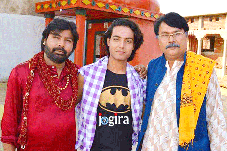 भिलाई। छत्तीसगढ़ में बनी भोजपुरी फिल्म ‘मिल गइली चंदनिया’ का कथानक और चरित्र चमत्कृत करते हैं। कलाकारों के संघर्ष पर बनी इस फिल्म में स्वस्थ हास्य का पुट इसे रोचक बनाता है। संकटकाल में फिल्म के हीरो आकाश ‘चंदनिया’ का स्वांग भरते हैं। इस रोल में आकाश ऐसे फिट हुए हैं कि उनपर मुखिया का बेटा तो क्या, दर्शक भी लट्टू हो जाते हैं। अभिनेता, निर्माता एवं निर्देशक संतोष जैन के ईरा फिल्मस के बैनर तले बनी इस फिल्म में अधिकांश कलाकार भिलाई के हैं।