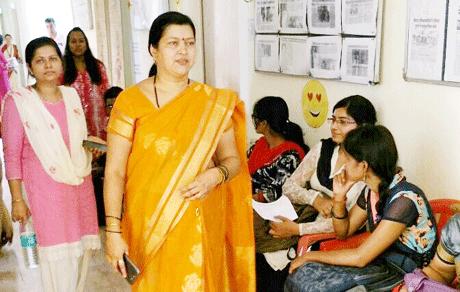 भिलाई। भिलाई महिला महाविद्यालय के डिपार्टमेंट आॅफ एजुकेशन द्वारा इस क्षेत्र में एक और कदम बढ़ाते हुए बी.एड. स्टूडेंट्स हेतु ओपन कैम्पस प्लेसमेंट ड्राइव का आयोजन किया गया जिसमें बी.एड. कोर्स के अंग्रेजी तथा हिन्दी माध्यम के 55 स्टूडेंट्स को भिलाई तथा दुर्ग जिले की विभिन्न स्कूलों ने जॉब आॅफर किये।
