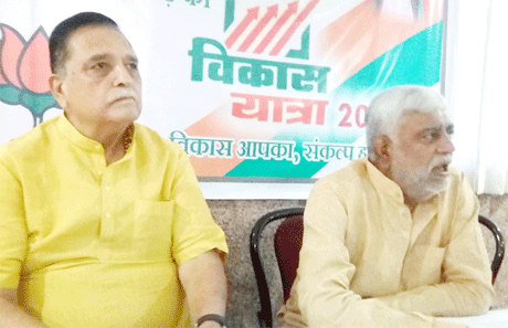 भिलाई। प्रधानमंत्री नरेन्द्र मोदी के नेतृत्व में केन्द्र सरकार के चार वर्ष पूर्ण होने के अवसर पर आज वरिष्ठ केबिनेट मंत्री प्रेम प्रकाश पाण्डेय ने कहा कि श्री मोदी के नेतृत्व में भारत ने तेजी से विश्व मंच पर अपनी मजबूत छवि स्थापित की है। श्री पाण्डेय ने कहा कि 2014 में जब लोकसभा के चुनाव हो रहे थे तो जनता के मन में अज्ञात का भय था कि न जाने इस देश का क्या होगा। देश में जबरदस्त नेतृत्व संकट और अकुशल नेतृत्व देखा था। एक लंबे अंतराल के बाद देश को एक ऐसी सरकार मिली जो प्रत्येक मोर्चे पर काम कर रही है। एक भी दाग इस सरकार पर इन चार वर्षों में नहीं लगा है। देश के प्रधानमंत्री श्री मोदी ने 4 साल में 4 मिनट के लिए भी अवकाश नहीं लिया है।