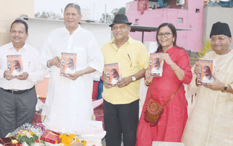 दुर्ग। दाऊ मंदराजी सम्मान से विभूषित वरिष्ठ नाट्य निर्देशक रामहृदय तिवारी के अवदानों पर केन्द्रित पुस्तक का विमोचन सुप्रसिद्ध संत पं. राजन शर्मा ने किया। इस अवसर पर संत राजन शर्मा सहित अन्य वक्ताओं ने श्री तिवारी की कला यात्रा, उनके विशिष्ट योगदान को रेखांकित करते हुए कहा कि उन्होंने अपने निर्देशन से लोकनाट्य में युगीन बदलाव किया। उन्होंने जो भी किया पूरी ईमानदारी से किया।