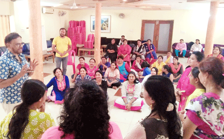 भिलाई। लब्धप्रतिष्ठ संस्था ‘स्वयंसिद्धा’ की सखियां इन दिनों रंगमंच की बारीकियां सीख रही हैं। रंगमंच के नियम जीवन को भी प्रभावित करते हैं। रंगमंच पर आप अपने प्रत्येक साथी को बराबर का मौका देना सीखते हैं, सहयोग, समर्पण, परस्पर सम्मान और धैर्य जैसे गुणों को निखारते हैं। इन्हें थिएटर निर्देशक शिवदास घोड़के प्रशिक्षण दे रहे हैं। स्वयंसिद्धा विवाहित महिलाओं की एक ऐसी संस्था है जो परिवार की जिम्मेदारियों का निर्वहन करने के बाद थोड़ा वक्त अपने लिए निकालकर स्वयं को तलाशती हैं। गीत-संगीत, नृत्य-नृत्यनायिका और नाटकों के जरिए समाज को संदेश देती हैं। स्वयंसिद्धा अभियान की सूत्रधार सोनाली चक्रवर्ती का मानना है कि इससे महिलाओं में आत्मसम्मान और आत्मविश्वास का विकास होता है जिससे परिवार को भी ऊर्जा मिलती है। 