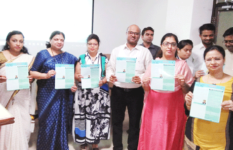 भिलाई। स्पर्श मल्टीस्पेशालिटी हॉस्पिटल में विश्व नर्सिंग दिवस पर आज निश्चेतना विभाग के अध्यक्ष डॉ संजय गोयल ने नर्सिंग स्टाफ को अपना कौशल बढ़ाने के टिप्स दिए। उन्होंने कहा कि नर्स व नर्सिंग की गुणवत्ता मरीज के जल्दी ठीक होने की चाभियां हैं। नर्सिंग केयर अच्छा होने पर ही अस्पताल सफल होता है। डॉ गोयल ने कहा कि नर्सों का काम बेहद महत्वपूर्ण है। किसी भी अस्पताल में रोगी सबसे ज्यादा उसी की निगरानी में होता है। 