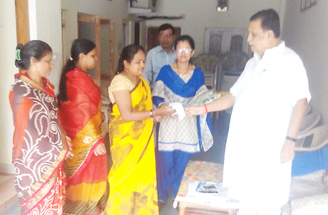भिलाई। वैशाली नगर विधायक श्री विद्यारतन भसीन ने खम्हरिया, जुनवानी-2 स्थित आंगनबाड़ी केन्द्र को विधायक निधि से दस हजार रुपये का आर्थिक सहयोग दिया है। श्री भसीन ने आंतरिक साज सज्जा एवं इलेक्ट्रिकल फिटिंग्स के लिए यह राशि प्रदान की। इस अवसर पर आंगनबाड़ी मॉडल टाउन परिक्षेत्र की सुपरवाइजर श्रीमती मोनिका सुकतेल, आंगनबाड़ी कार्यकर्ता चित्तरेखा निषाद, पुष्पा वर्मा एवं संतोषी साहू भी उपस्थित थे।