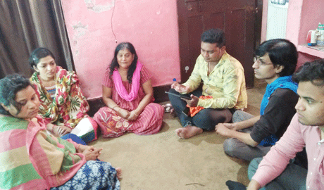 भिलाई। रंगोली बहुत सुन्दर होती है पर थोड़े ही समय में वह बिखर कर वातावरण में विलीन हो जाती है। कुछ ऐसी ही जिन्दगी थी रंगोली कलाकार विकास की। 9वीं क्लास में रंगोली बनाना शुरू किया। देखते ही देखते उसकी पहुंच स्थानीय उत्सवों से आगे बढ़कर मुख्यमंत्री निवास तक हो गई। पर ईश्वर ने उसे जिन्दगी भी इतनी ही दी थी। 26 साल का विकास एक महीने की बीमारी में चल बसा। पीछे छोड़ गया बिलखता हुआ परिवार, कुछ अधूरे चित्र और भाइयों को दे गया एक अधूरा मिशन, लोगों को रंगों की दुनिया से जोड़ने का।