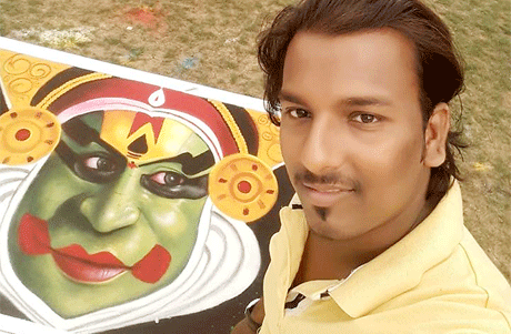 भिलाई। रंगोली बहुत सुन्दर होती है पर थोड़े ही समय में वह बिखर कर वातावरण में विलीन हो जाती है। कुछ ऐसी ही जिन्दगी थी रंगोली कलाकार विकास की। 9वीं क्लास में रंगोली बनाना शुरू किया। देखते ही देखते उसकी पहुंच स्थानीय उत्सवों से आगे बढ़कर मुख्यमंत्री निवास तक हो गई। पर ईश्वर ने उसे जिन्दगी भी इतनी ही दी थी। 26 साल का विकास एक महीने की बीमारी में चल बसा। पीछे छोड़ गया बिलखता हुआ परिवार, कुछ अधूरे चित्र और भाइयों को दे गया एक अधूरा मिशन, लोगों को रंगों की दुनिया से जोड़ने का।