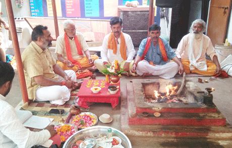 भिलाई। नेहरू नगर चौक के मां शेरावाली दुर्गा मंदिर में विगत 9 वर्षों से माता की अखण्ड ज्योति प्रज्ज्वलित है। इतने ही वर्षों से यहां हवन कुण्ड में भी अग्नि का स्थायी वास है। प्रतिदिन ब्राह्मण यहां आते हैं और सामूहिक रूप से मंत्रों का जाप, हवन आदि करते हैं। मंदिर के मुख्य सेवादार पं. अरुण मिश्रा ने बताया कि माता की सेवा में उन्होंने कभी व्यवधान नहीं आने दिया। यह एक निरंतर चलने वाली प्रक्रिया है। पुरोहित और पंडित यजमानों के लिए संकल्प ग्रहण करते हैं और उसके साथ न्याय होना चाहिए।