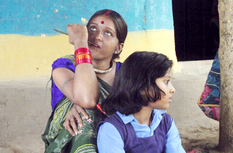 रुद्री। किसानों की लाचारी और बच्चों के भोलेपन पर बन रही फिल्म ‘अतरंगी’ की शूटिंग शुक्रवार 1 जून को शुरू हो गई। इस फिल्म में रायपुर के मंजे हुए कलाकार योगेश अग्रवाल एवं भिलाई की चंचल साहू मुख्य भूमिकाओं में हैं। फिल्म का निर्देशन पवन गुप्ता कर रहे हैं। फिल्म में भिलाई के लगभग एक दर्जन बच्चे भी काम कर रहे हैं।