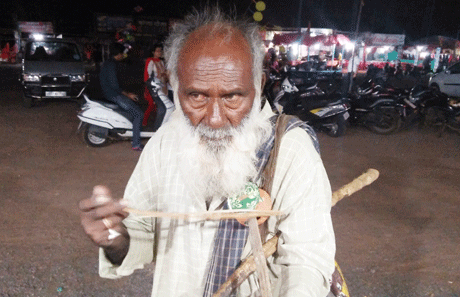 भिलाई। सिविक सेन्टर और भिलाई का चोली दामन का साथ है। 70 के दशक में बाटा, जसवंत टेलर्स, बाम्बे फैशन, बैनसन, बंसल, भूरा, रेडियो, क्वालिटी, चौहान के लिए विख्यात रहे सिविक सेन्टर की पहचान यहां के फेरीवालों से भी थी। बात चाहे ‘भिलाई में आया पेड़ा नहीं खाया’ की हो या फिर देसी वायलिन ‘किंगरी’ या ‘रकाब’ की लंबी तानों का, ‘चना जोर गरम’ की हो या चाट-गुपचुप-एटमबम का, छतरी नुमा सुपर बाजार के साथ ही इन सबकी अपनी पहचान थी। समय के साथ सुपर बाजार नेहरू आर्ट गैलरी बन गया, भूरा सहेली हो गया, बुक स्टोर गायब हो गया, ‘चना जोर गरम’ और ‘पेड़ा नहीं खाया’ की आवाजें गुम हो गर्इं।