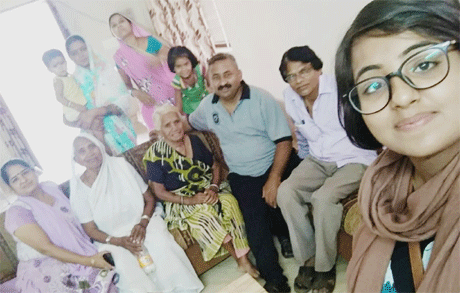 भिलाई। एक तरफ जहां जमीन जायदाद के झगड़े में भाई-भाई के खून के प्यासे हो रहे हैं, वहीं दूसरी ओर ऐसे ‘भामाशाह’ आज भी हैं जो अपने खून-पसीने की कमाई को जरूरमंदों पर न्यौछावर कर देते हैं। एक ऐसे ही शख्स हैं ए-1 सुपेला के संचालक अजय वीरवानी। उन्होंने अपना 8000 वर्गफुट का पक्का आलीशान मकान निराश्रित बुजुर्गों के लिए दान कर दिया है। उन्होंने इन बुजुर्गों की देखभाल में होने वाले खर्च को भी साझा करने का संकल्प लिया है। 