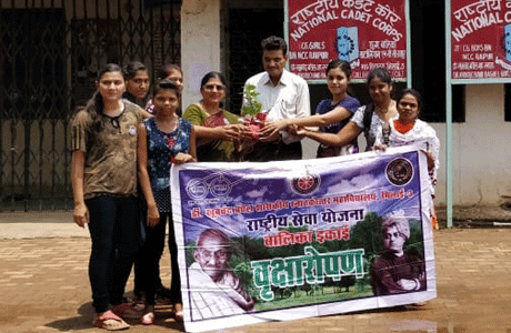 भिलाई-3। राष्ट्रीय सेवा योजना बालिका इकाई डॉ. खूबचंद बघेल शासकीय स्नातकोत्तर महाविद्यालय भिलाई-3 की कार्यक्रम अधिकारी डॉ. अल्पना देशपाण्डे एवं स्वयं सेविकाओं ने विश्व पर्यावरण दिवस के अवसर पर महाविद्यालय के प्रभारी आचार्य प्रोफेसर के. के. अग्रवाल को औषधि पौधा प्रदान किया एवं महाविद्यालय में 50 औषधीय पौधों का वितरण किया। प्राचार्य ने इस अवसर पर कहा-विश्व में पर्यावरण असंतुलन बढ़ता जा रहा है, जो मानव सभ्यता के लिए अत्यंत घातक है, ग्लोबल वार्मिंग तथा ग्लोबल कोल्ड दोनों ही अपने चरम बिन्दु तक पहुंचने के कागार में हैं। 