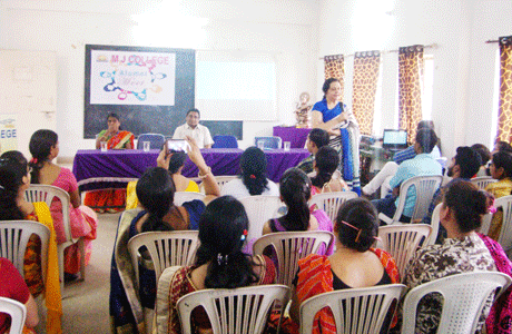 भिलाई। कालेज में बिताए गए दिन प्रत्येक व्यक्ति के जीवन में खास होते हैं। एलुमनी मीट इन्हीं दिनों की यादें ताजा करती हैं। स्कूल की दहलीज पार करने के बाद यहां पहली बार उन्हें स्वयं के बालिग होने का अहसास होता है। एक तरफ जहां नए दोस्त, नया वातावरण उन्हें रोमांचित करता है वहीं दूसरी ओर निकट भविष्य में अपने पैरों पर खड़ा होने की जिम्मेदारी का अहसास भी प्रबल हो जाता है। ऐसे में व्याख्याता और प्राध्यापक केवल शिक्षक होने के बजाय मित्र और पथ प्रदर्शक बन जाते हैं। 