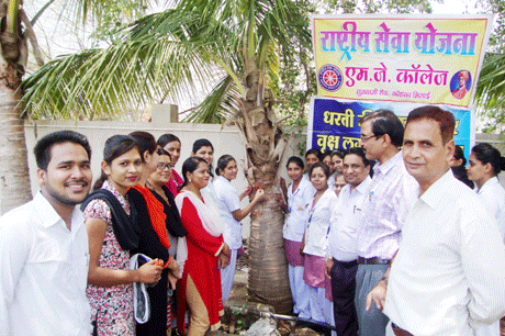 भिलाई। एमजे कालेज भिलाई में पर्यावरण दिवस के अवसर पर पर्यावरण की सुरक्षा और संरक्षण के उद्देश्य से वृक्षों को रक्षा सूत्र बांधकर पर्यावरण की रक्षा का संकल्प लिया गया। महाविद्यालय की डायरेक्टर श्रीमती श्रीलेखा विरुलकर ने कहा कि आज मानवीय कारणों से पर्यावरण प्रदूषित हो रहा जिसके कारण आगे चलकर मानव के साथ ही समस्त जीव-जंतुओं के आगे अपने अस्तित्व की रक्षा करना एक कठिन चुनौती बन जाएगी। उन्होंने कहा कि पर्यावरण के प्रति लोगों को जागरूक करते हुए हमें उन सभी कारकों में कटौती करनी होगी जिससे पर्यावरण एवं वातावरण की हानि हो रही है। विशिष्ट अतिथि के रूप में समन्वयक वीके चौबे भी उपस्थित थे।