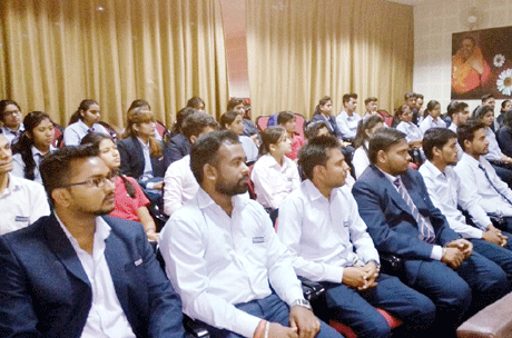 भिलाई। संतोष रूंगटा समूह द्वारा संचालित रूंगटा कॉलेज आॅफ इंजीनियरिंग एण्ड टेक्नालॉजी बिजनेस स्कूल के डिपाटर्मेंट आॅफ मैनेजमेंट स्टडीज द्वारा एमबीए के स्टूडेंट्स के लिये ‘रियल रिटेलिंग’ विषय पर गेस्ट लेक्चर का आयोजन किया गया। गेस्ट लेक्टर हेतु आये विशेषज्ञ फ्यूचर ग्रुप के स्टोर पीपल आॅफिसर शिरिन जॉर्ज ने युवाओं को मैनेजमेंट के गुरों से अवगत कराया। कार्यक्रम के उद्देश्य पर प्रकाश डालते हुए संतोष रूंगटा समूह के डायरेक्टर एफ एण्ड ए सोनल रूंगटा ने बताया कि मैनेजमेंट प्रोफेशनल्स को विभिन्न क्षेत्रों के अनुभवी सब्जेक्ट एक्सपर्ट्स के ज्ञान तथा अनुभव का लाभ दिलाने इस गेस्ट लेक्चर का आयोजन किया गया।