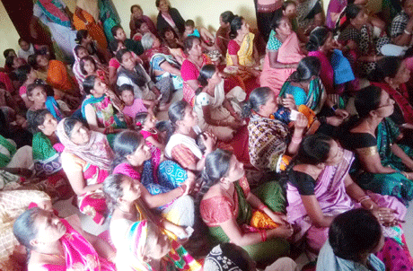 भिलाई। घरेलू कामगार महिलाओं को उनके अधिकारों एवं उनकी सुविधा के लिए चलाई जा रही शासकीय योजनाओं से उन्हें अवगत कराने के लिए अखिल भारतीय असंगठित कामगार मजदूर कांग्रेस ने एक सम्मेलन का आयोजन किया। संगठन के जिला अध्यक्ष नितीश कश्यप ने घरेलू कामगारों को बताया कि जागरूकता के अभाव में अधिकांश लोगों को शासन की योजनाओं का लाभ नहीं मिल पा रहा है।