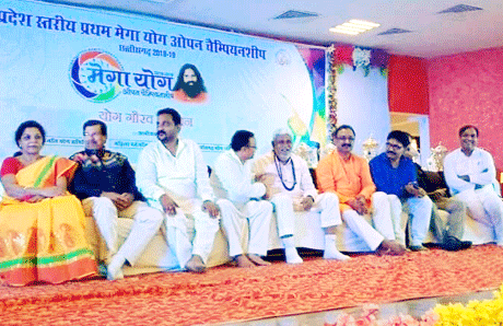 रायपुर। पतंजलि योेग समिति, महिला पतंजलि योग समिति एवं छत्तीसगढ़ योग सोसाइटी के तत्वाधान में प्रदेश स्तरीय प्रथम मेगा योग ओपन चैम्पियनशीप अग्रेसन धाम रायपुर में 9 व 10 जून को सम्पन्न हुई। जिसमें छत्तीसगढ़ के सभी 27 जिलों के जिला-स्तरीय प्रतियोगिता से चयनित 500 प्रतिभागियों ने भाग लिया। प्रतियोगिता को शुभारंग दिनांक 09 जून आचार्य अंशुदेव शास्त्री, डॉ. अरूण मढरिया की अध्यक्षता में सम्पन्न हुई। सम्पूर्ण प्रतियोगिता में छ.ग. योग आयोग अध्यक्ष, संजय अग्रवाल का महत्वपूर्ण योगदान रहा।