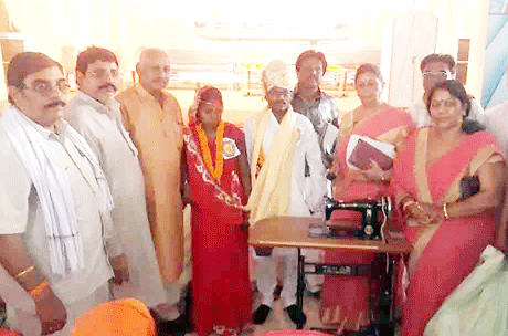 भिलाई। आस्था बहुउद्देश्यीय कल्याण संस्था द्वारा आयोजित सामूहिक आदर्श विवाह में इस वर्ष 36 निर्धन दिव्यांग कन्याएं परिणय सूत्र में आबद्ध हुर्इं। सेक्टर-2 के अय्यप्पा मंदिर में आयोजित इस समारोह में 7 नेत्रबाधित, 4 मूकबधिर सहित नि:शक्त एवं अन्य निर्धन आंशिक विकलांग शामिल हुए। आस्था के संचालक प्रकाश गेडाम ने बताया कि सभी 36 जोड़ों का विवाह भारतीय रीति रिवाजों के अनुसार कराया गया जिसमें भिलाई के गायत्री प्रज्ञा मंडल के आचार्यों ने मंत्रोपचार वे विवाह संस्कार सम्पन्न कराया।