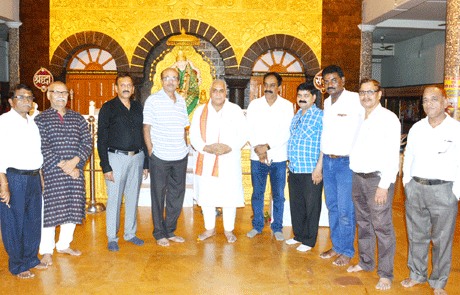 भिलाई। श्री सांई बाबा संस्थान, सेक्टर 6, भिलाई में विगत छ: दिनों से आयोजित श्री सांई बाबा की समाधि की प्रतिकृति के साथ उनके जीवन चरित्र और शिक्षाओं की 3 डी प्रदर्शनी का समापन 31 मई को किया गया। समापन समारोह के दिन भी भक्तों का अच्छा प्रतिसाद देखने को मिला। संस्थान के ट्रस्टी हेमंत शुक्ला, डी.एम. जलतारे, एन.पी. राव एवं बी.के. साहू ने इस कार्यक्रम में सांई माऊली ग्रुप के प्रति आभार व्यक्त किया जिसके फलस्वरूप भिलाई-दुर्ग के सांई भक्त, सांई बाबा के जीवन काल व उनकी शिक्षाओं को आत्मसात कर सकें। इस अवसर पर दुर्ग विधायक अरुण वोरा एवं वरिष्ठ पार्षद सीजू एंथोनी भी उपस्थित थे।