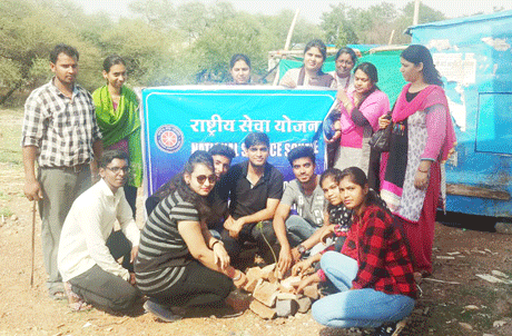 भिलाई। स्वामी श्री स्वरूपानंद सरस्वती महाविद्यालय, हुडको में विश्व पर्यावरण दिवस के उपलक्ष्य में महाविद्यालय की प्राचार्य द्वारा सभी शैक्षणिक एवं गैर शैक्षणिक स्टॉफ को पर्यावरण सुरक्षा की शपथ दिलाई गई। प्लास्टिक वस्तुओं का उपयोग नहीं करने ॉतथा इसके प्रति अपने आस-पास के लोगों को भी जागरूक करने की शपथ ली गई। इसके साथ ही अपने घर या आस-पास दो छायादार आर फलदार पौधे लगाकर उसकी रक्षा करने का भी संकल्प लिया गया ताकि वातावरण को प्रदूषण से बचाया जा सके।