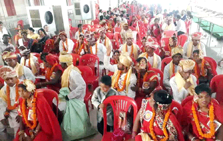 भिलाई। आस्था बहुउद्देश्यीय कल्याण संस्था द्वारा आयोजित सामूहिक आदर्श विवाह में इस वर्ष 36 निर्धन दिव्यांग कन्याएं परिणय सूत्र में आबद्ध हुर्इं। सेक्टर-2 के अय्यप्पा मंदिर में आयोजित इस समारोह में 7 नेत्रबाधित, 4 मूकबधिर सहित नि:शक्त एवं अन्य निर्धन आंशिक विकलांग शामिल हुए। आस्था के संचालक प्रकाश गेडाम ने बताया कि सभी 36 जोड़ों का विवाह भारतीय रीति रिवाजों के अनुसार कराया गया जिसमें भिलाई के गायत्री प्रज्ञा मंडल के आचार्यों ने मंत्रोपचार वे विवाह संस्कार सम्पन्न कराया।