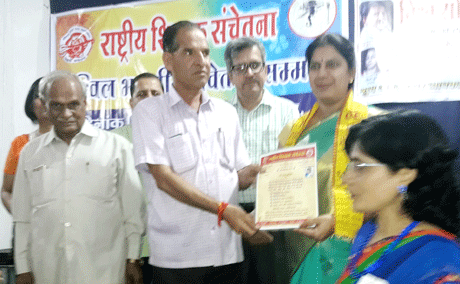 Dr Hansa Shukla Felicitated with Yuva Rachnakar Samman