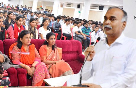 दुर्ग। छत्रपति शिवाजी इस्टीट्यूट आॅफ टेक्नालाजी दुर्ग में विधानसभा निर्वाचन 2018 को ध्यान में रखते हुए जिला निर्वाचन कार्यालय दुर्ग एवं छत्तीसगढ़ स्वामी विवेकानंद तकनीकी विश्वविद्यालय, भिलाई के संयुक्त तत्वाधान में ‘कोई मतदाता न छूटे’ स्लोगन के अंतर्गत कायर्षाला का आयोजन किया गया। यह आयोजन 31 अक्टूबर 2018 तक विभिन्न कार्यक्रमों के माध्यम से पुरे राज्य में चलाया जा रहा है। इस आयोजन के तहत महाविद्यालय के स्वामी विवेकानन्द सभागृह में महाविद्यालय में अध्ययनरत सभी विद्याथिर्यों को मतदान करने से संबंधित जानकारी महाविद्यालय के डायरेक्टर डॉ. अनुराग वर्मा ने तथा रजिस्ट्रार राजेश वर्मा ने दिया।