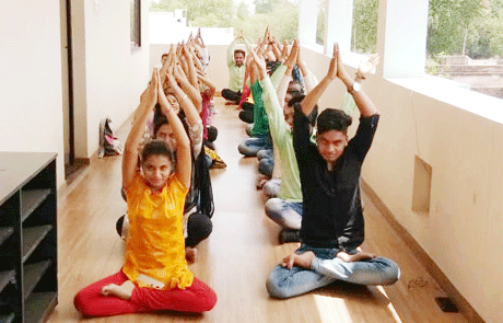 भिलाई। अंतरराष्ट्रीय योग दिवस के अवसर पर बीडीएस कालेज, बाबा दीप सिंह नगर, वैशाली नगर की छात्र-छात्राओं ने समवोत होकर योगाभ्यास किया। पतंजलि के योगसूत्रों को याद करते हुए छात्र-छात्राओं ने आसन, प्राणायाम एवं ध्यान किया। संस्था प्रमुख अरविन्दर सिंह ने छात्र-छात्राओं को संबोधित करते हुए कहा कि जीवन में आगे बढ़ने के लिए स्थिर चित्त एवं स्वस्थ शरीर की जरूरत होती है।