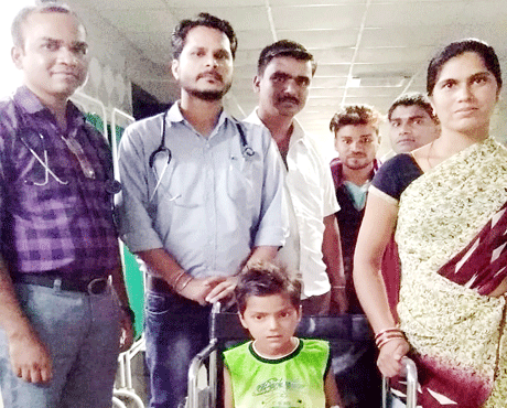 भिलाई। बीएम शाह अस्पताल की सर्जिकल टीम ने राजनांदगांव के साहू परिवार की खुशियां लौटाई। सात वर्षीय लक्ष्मण के पेट में एक लकड़ी गहरे धंस गई थी। काफी रक्त बह गया था और भीतरी अंगों को भी नुकसान पहुंचा था। इमरजेंसी में बालक की सर्जरी कर शरीर के आरपार हो गई लकड़ी को निकाल दिया गया। बालक अभी स्वस्थ है। बीएम शाह अस्पताल के डॉ अरुण मिश्रा ने बताया कि 8 जून को सालेकसा छुई खदान जिला राजनन्दगांव निवासी सात वर्षीय लक्ष्मण साहू पैरावट में खेलते समय हादसे का शिकार हो गया था।