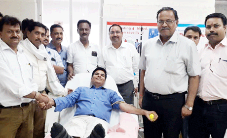 भिलाई। नगर पालिक निगम भिलाई के आयुक्त एसके सुंदरानी अपने निवास स्थान से प्रात: 10:00 बजे साइकिल की सवारी करते हुए एवं साइकिल पर अपने जरूरी समान रखकर कार्यालय निगम भिलाई पहुंचे जहां पर प्रतिदिन होने वाले राष्ट्रगान में रक्तदान दिवस के अवसर पर इसके महत्व को बताते हुए कहा कि ब्लड प्रेशर को संतुलित रखना, खून के गाढ़ा पन में कमी आना, खून की जांच हो जाना, रक्त मे हिमोग्लोबिन आदि के प्रतिशत पता चलना, ब्लड ग्रुप का पता चलना, किसी के जीवन को बचाने/मदद में योगदान कर मानवीय सुख प्राप्त करना, कोलेस्ट्रॉल में कमी लाना, मोटापे में कमी लाना आदि कारण से रक्तदान करना जरूरी हो गया है!