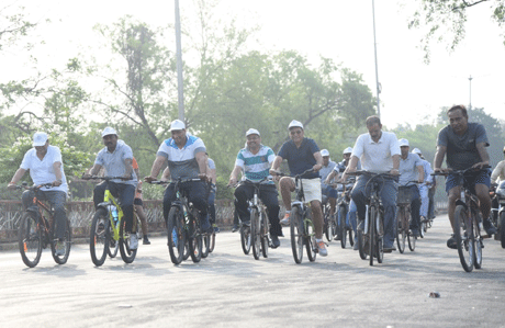 भिलाई। विश्व पर्यावरण दिवस के अवसर पर नगर पालिक निगम भिलाई क्षेत्र अंतर्गत मुख्य कार्यालय सहित समस्त जोन क्षेत्रों में स्टॉल लगाकर गीले कचरे से निर्मित उत्तम सोनहा खातू एवं पौधे निशुल्क प्रदाय किए गए जिसमें लोगों ने बढ़-चढ़कर हिस्सा लिया। इसके साथ ही विधायक महापौर देवेन्द्र यादव, सभापति श्याम सुंदर राव, आयुक्त एसके सुन्दरानी सहित प्रमुख लोगों ने साइकिल यात्रा निकाली।