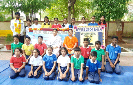 भिलाई। डीएवी इस्पात पब्लिक स्कूल सेक्टर.2 भिलाई में 21 जून को अंतर्राष्ट्रीय योग दिवस मनाया गया। इस अवसर पर पतंजलि योग समिति से संबद्ध योग प्रशिक्षिका श्रीमती रेखा सिंह ने विद्यार्थियों, शिक्षक-शिक्षिकाओं को योगाभ्यास कराया। उन्होंने बच्चों को प्राणायाम व योग के महत्व बताया साथ ही सभी को योग क्रियाएं भी कराई। प्रार्थना के बाद छात्र-छात्राओं ने विभिन्न योगासन किए जिसमें ध्यान, प्राणायाम, ताड़ासन, वृक्षासन, भुजंगासन, आदि प्रमुख थे।