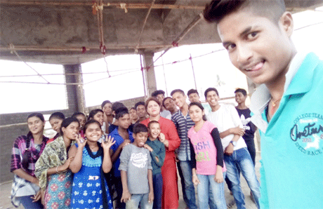 भिलाई। सरकारी स्कूलों में पढ़ने वाले बस्ती के बच्चों को भी अब वही अवसर मिलेगा जो पब्लिक स्कूलों या समर कैंप अटेंड करने वालों बच्चों को मिलता है। यह अवसर उन्हें दे रही हैं ‘स्वयंसिद्धा’ सोनाली चक्रवती। उन्होंने हफ्ते में तीन दिन इन बच्चों के नाम कर उन्हें वह सबकुछ देने का बीड़ा उठा लिया है जो उनके आत्मविश्वास को बढ़ाने के साथ ही उनके व्यक्तित्व को भी निखार सके। विवाहित महिलाओं के हुनर को निखारकर उन्हें मंच पर लाने से शुरू हुआ डॉ सोनाली चक्रवर्ती का यह सफर अब रिसाली बस्ती की गलियों तक जा पहुंचा है। वे इन बच्चों को न्यूज रीडर की तर्ज पर अखबार पढ़ना सिखा रही हैं। इसके साथ ही उनका उच्चारण सुधारने की कोशिश कर रही हैं।